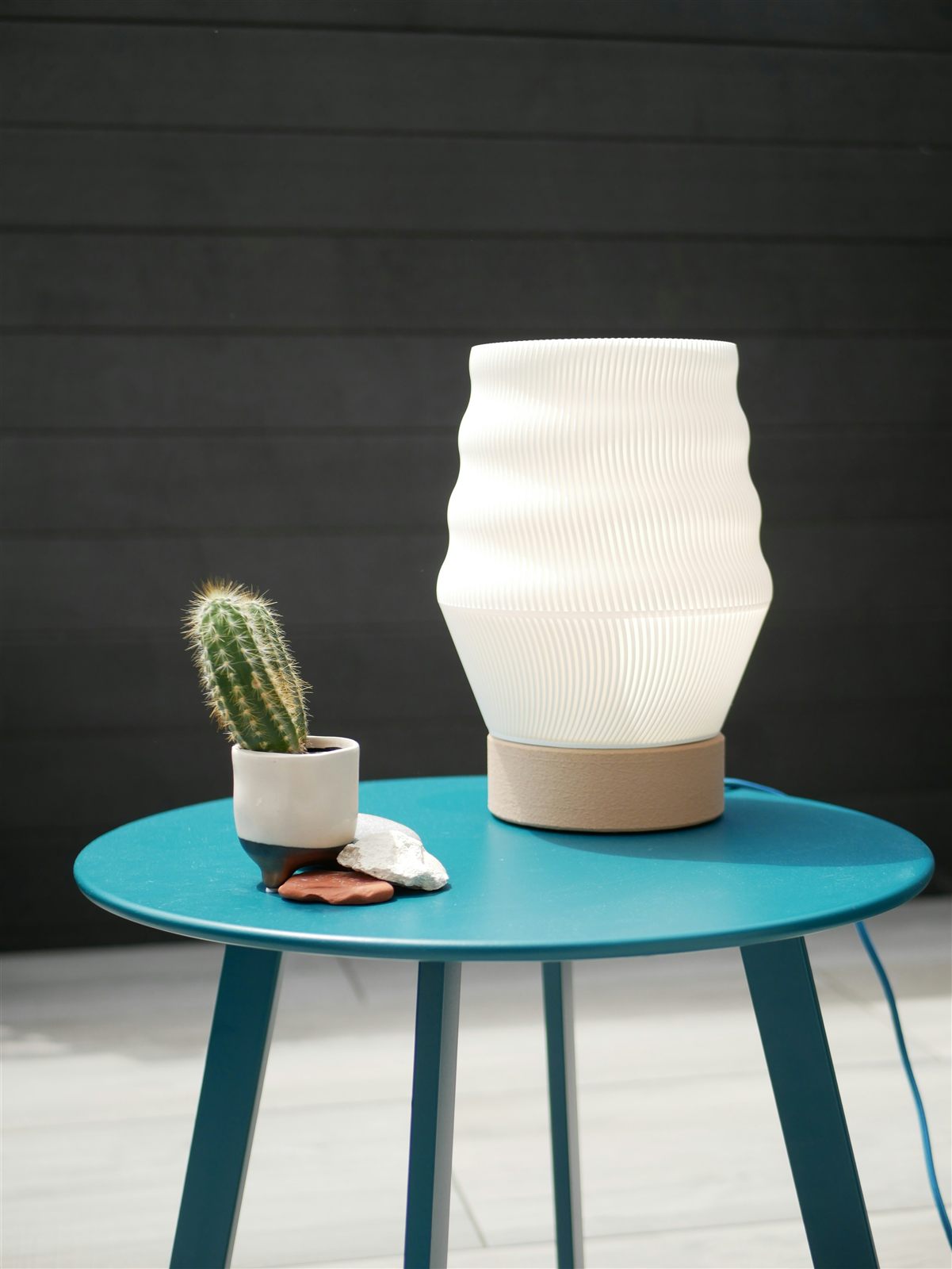 Foto de cliente con objeto impreso terminado sobre una mesa