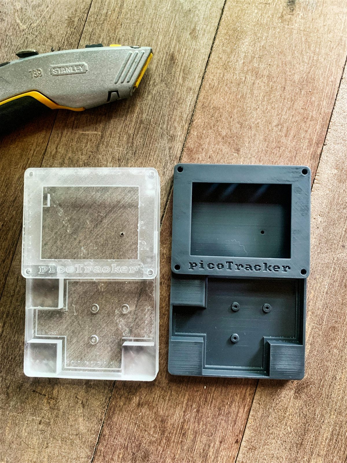 Carcasa impresa terminada fotografiada por un cliente sobre una mesa