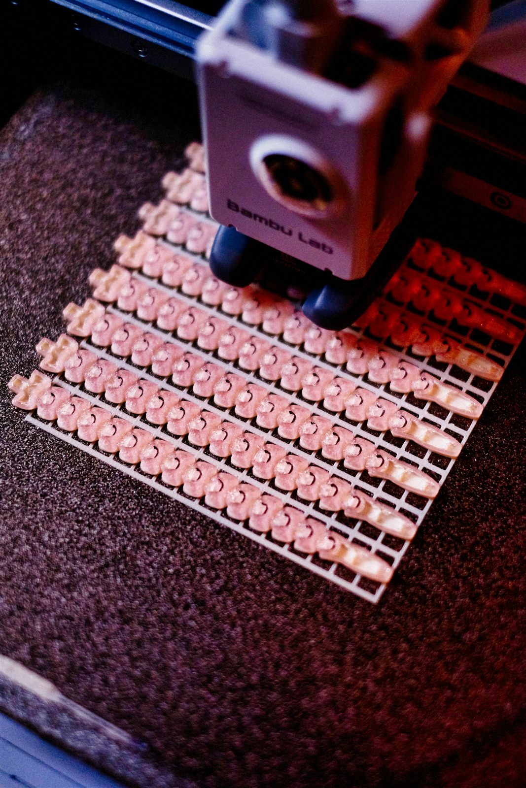 Impresora 3D trabajando una tanda chica de piezas