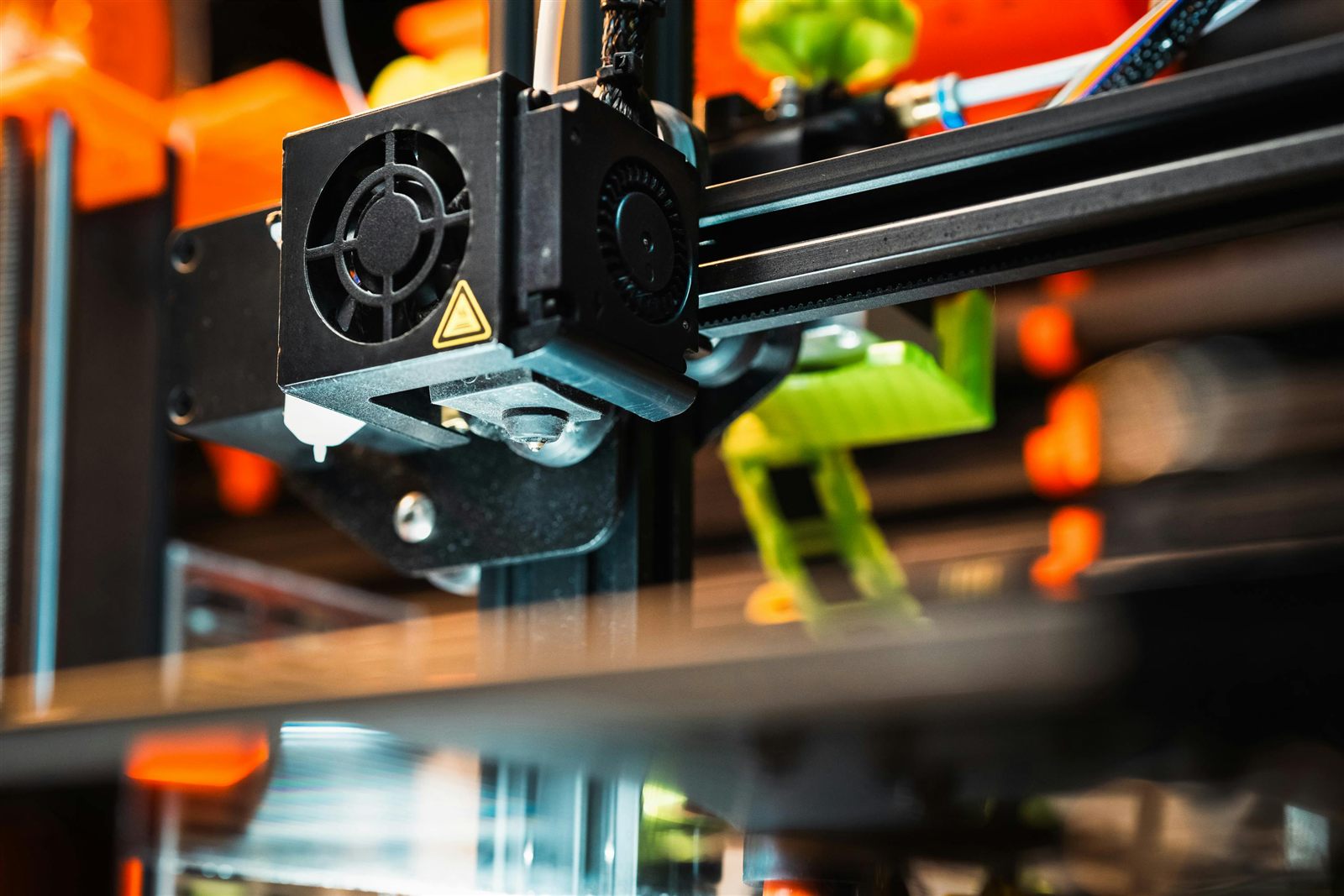 Detalle de impresora 3D preparando una pieza con terminación cuidada